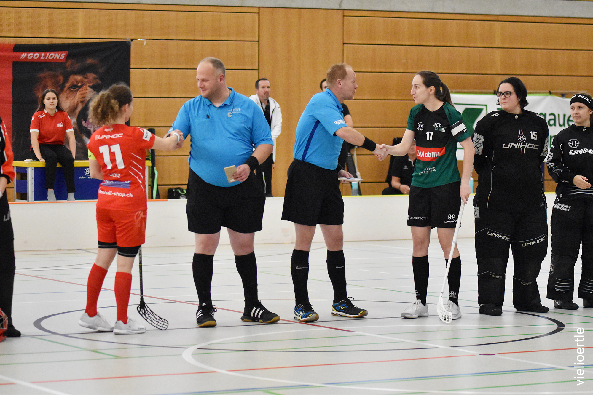 Week of the Referee: Die Spielerinnen bedanken sich bei den Schiedsrichtern für ihren Einsatz.